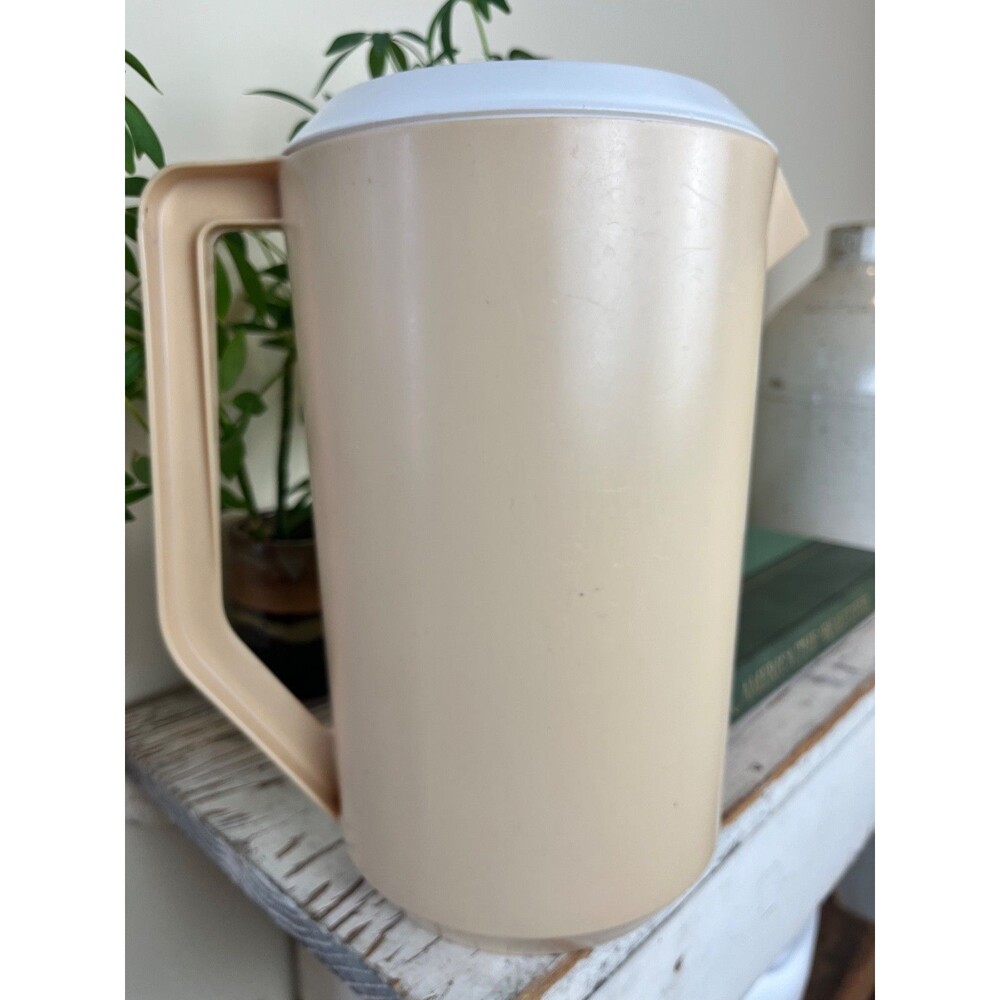 Vintage Rubbermaid Beige Almond With White Lid Pitcher 1 Gallon / Retro Home - Picture 8 of 9